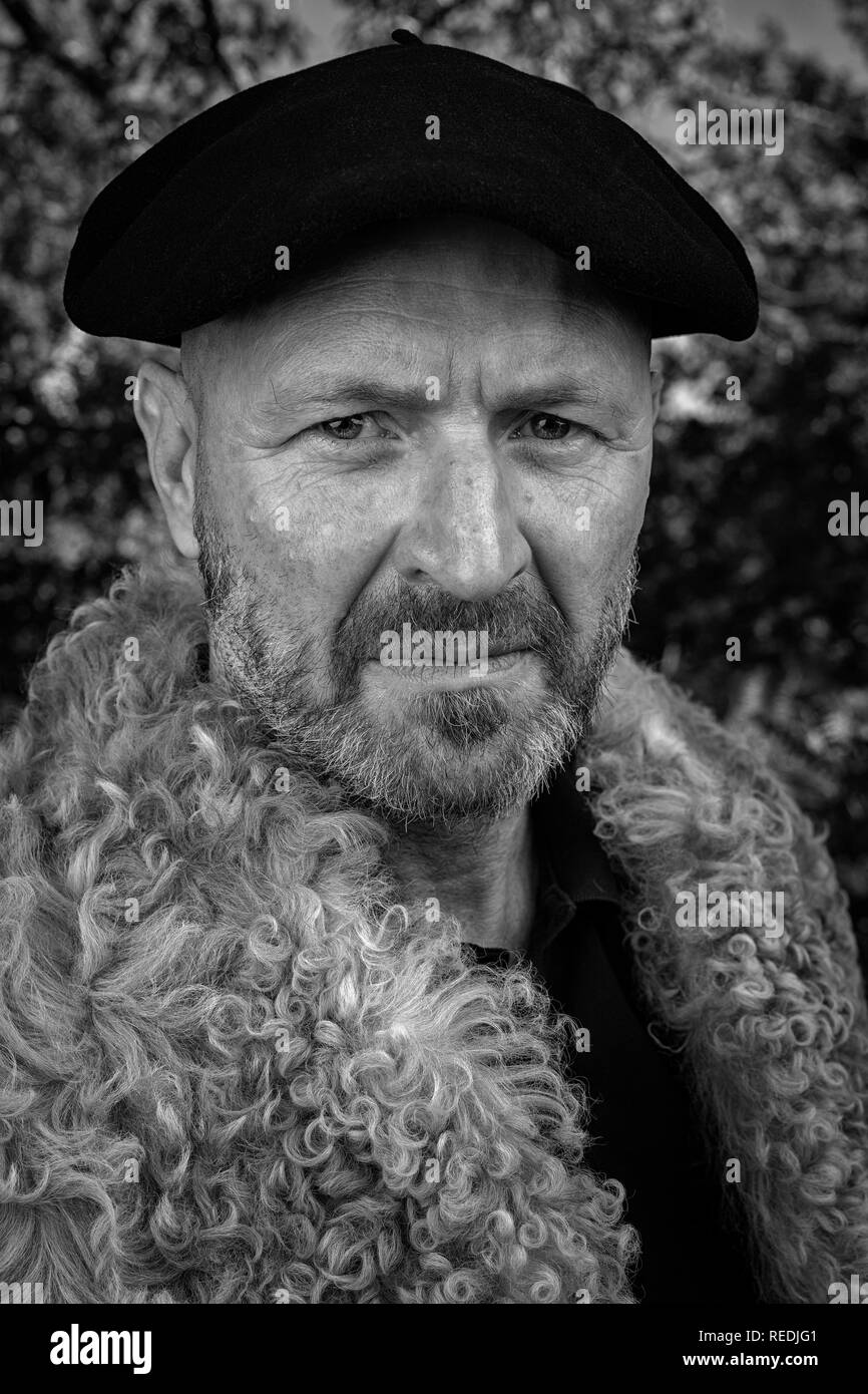 Ritratto di un pastore essendo nel suo tradizionale abbigliamento da lavoro e indossando un basco beret (sud-ovest della Francia). Ritratto d'onu berger en tenue traditionnelle. Foto Stock