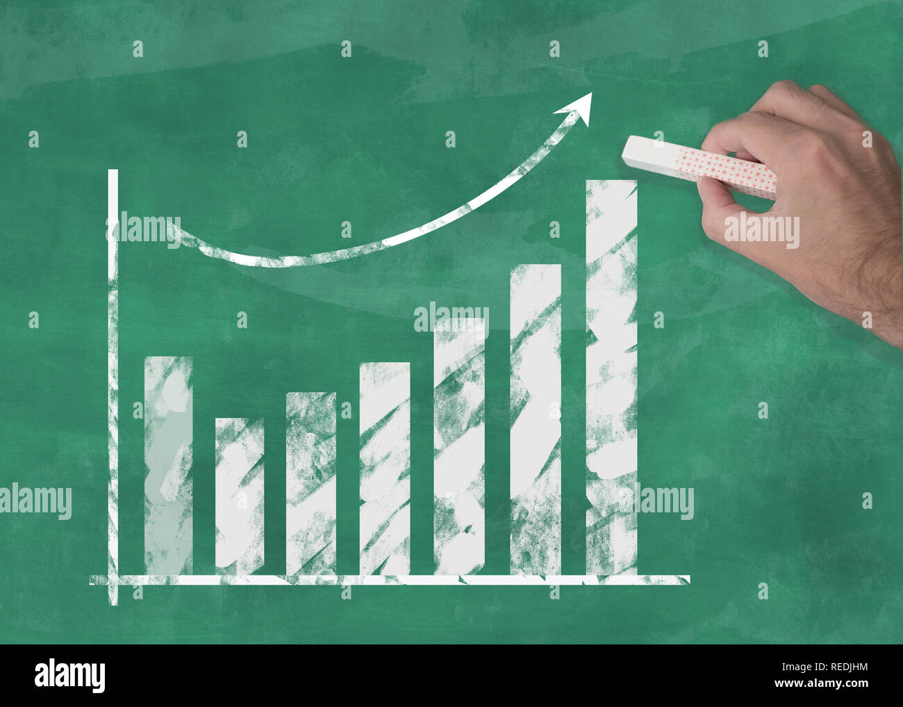 Disegno a mano curva crescente grafico sulla lavagna che illustra il successo del business o di aumento dei prezzi di stock Foto Stock