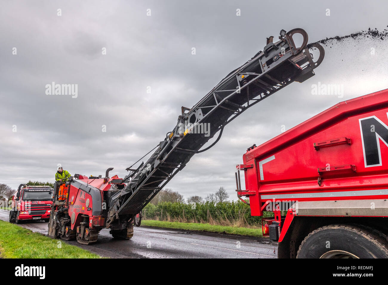 Applicazione di patch su strada sulla A588 vicino Hambleton in Lancashire Foto Stock