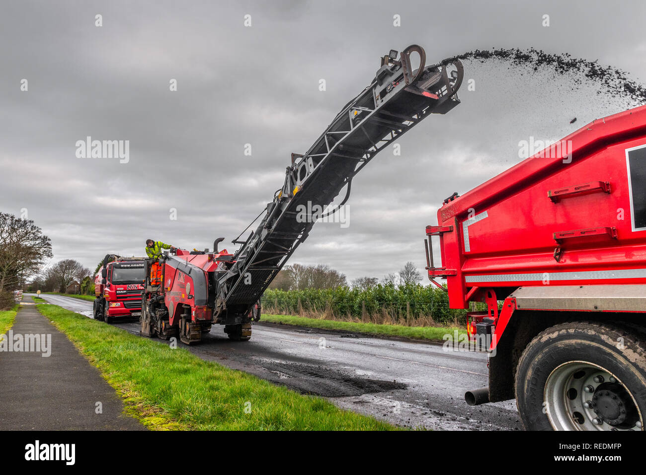 Applicazione di patch su strada sulla A588 vicino Hambleton in Lancashire Foto Stock