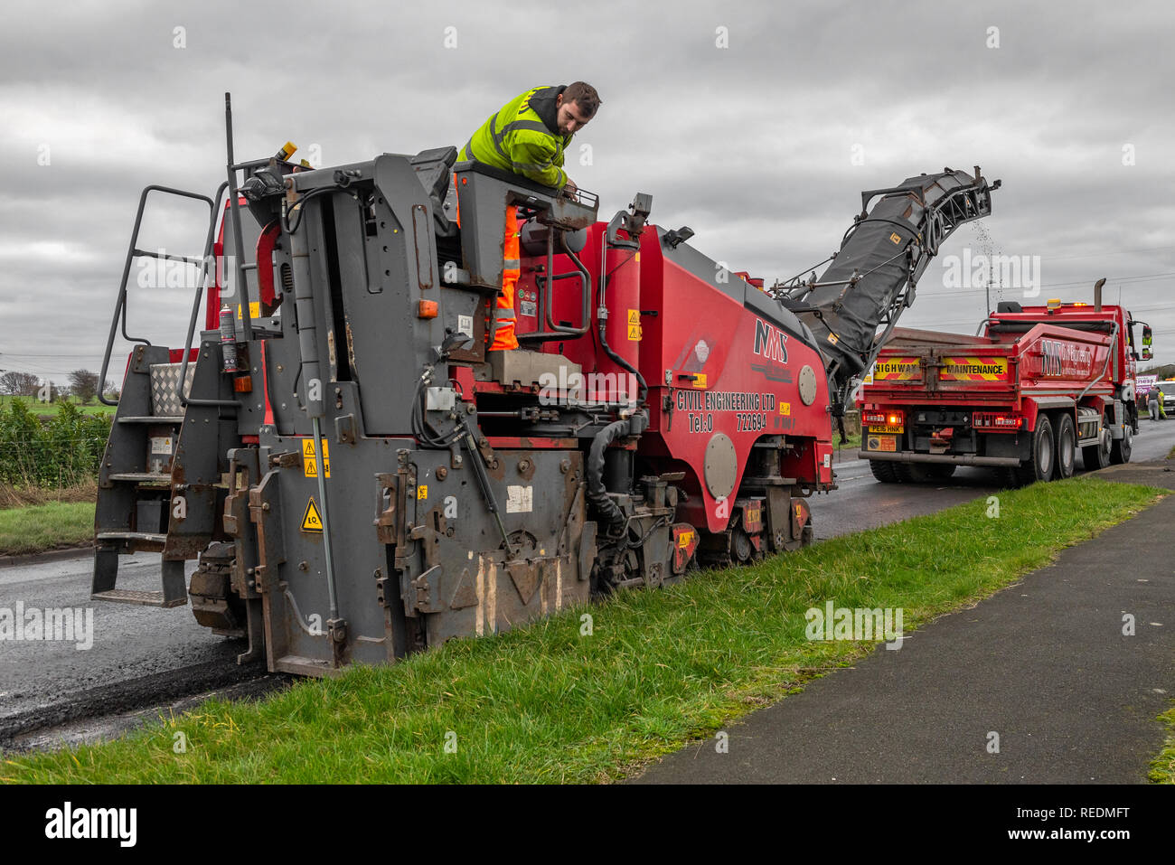 Applicazione di patch su strada sulla A588 vicino Hambleton in Lancashire Foto Stock