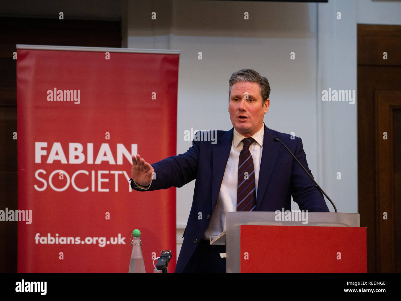Ombra del Segretario di Stato per la chiusura dell'Unione europea, Sir Keir Starmer, dà il suo discorso al Fabian Society Foto Stock