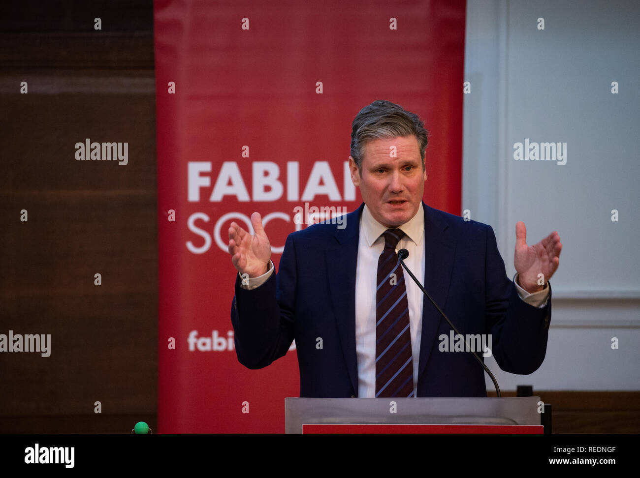 Ombra del Segretario di Stato per la chiusura dell'Unione europea, Sir Keir Starmer, dà il suo discorso al Fabian Society. Foto Stock