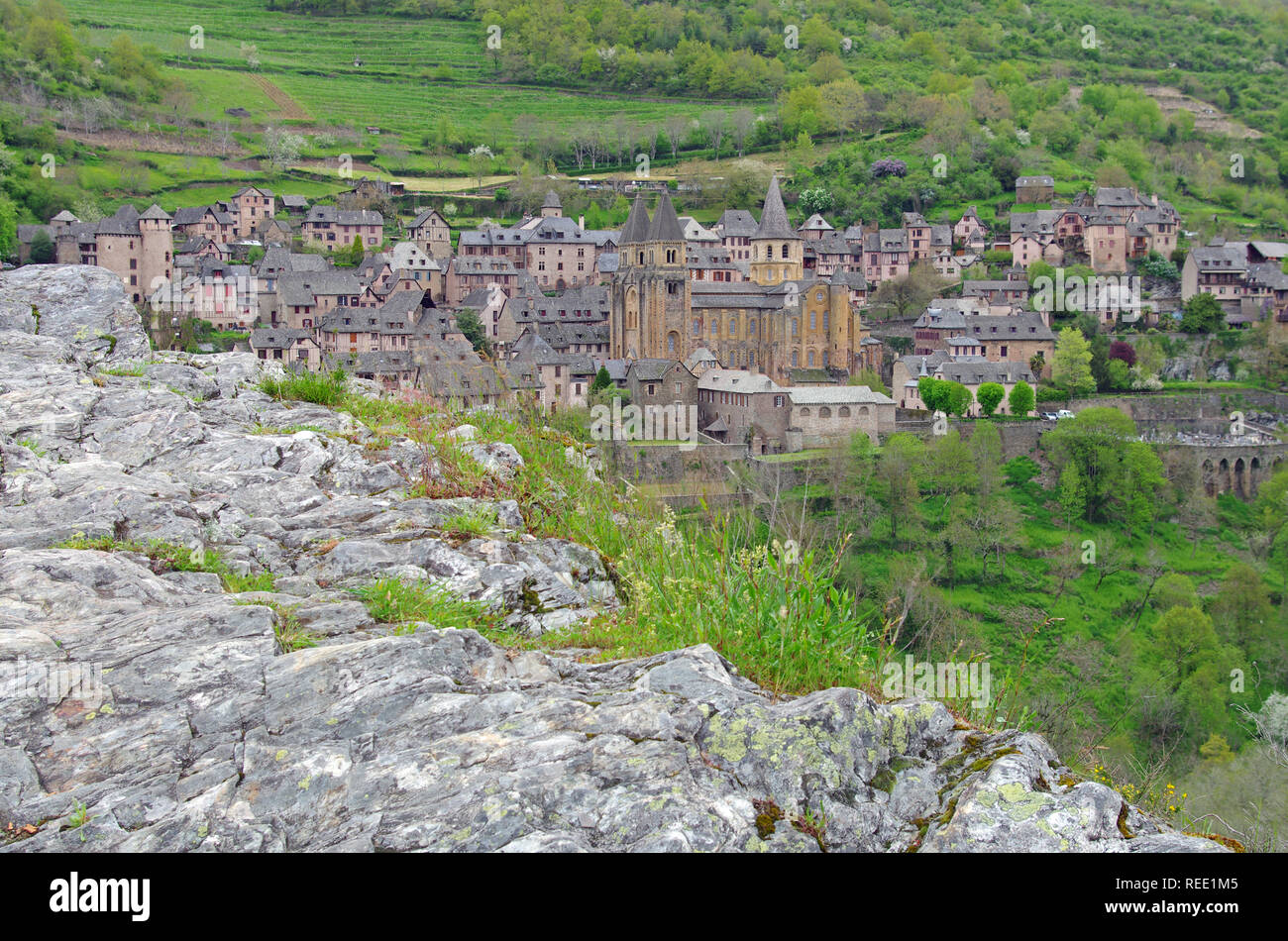 Conques città medievale. Aveyron, Francia. Camino de Santiago. Chemins de saint Jacques de Compostelle. Foto Stock