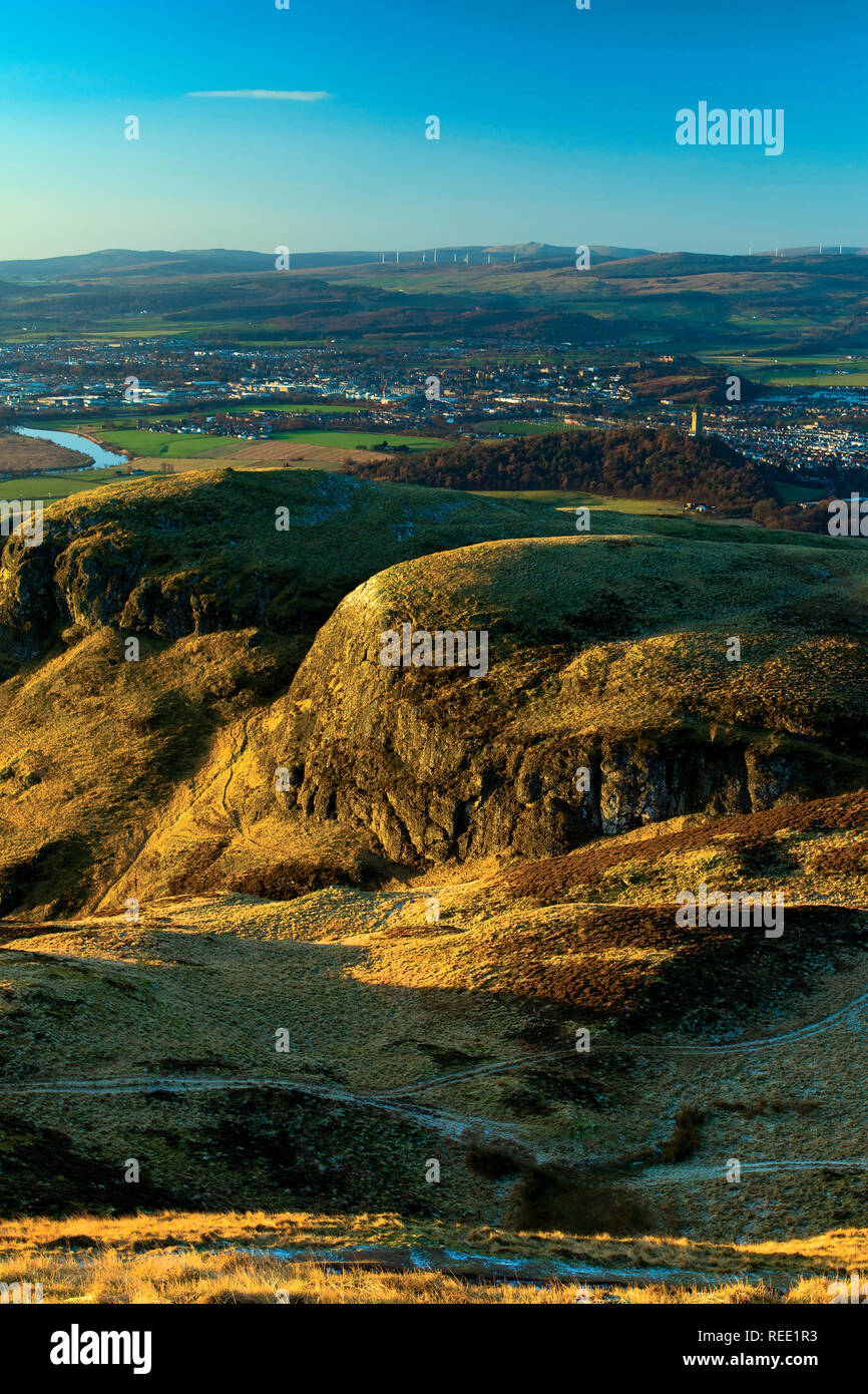 Il Wallace Monument e Stirling da Dumyat, le Ochil Hills, Stirlingshire Foto Stock