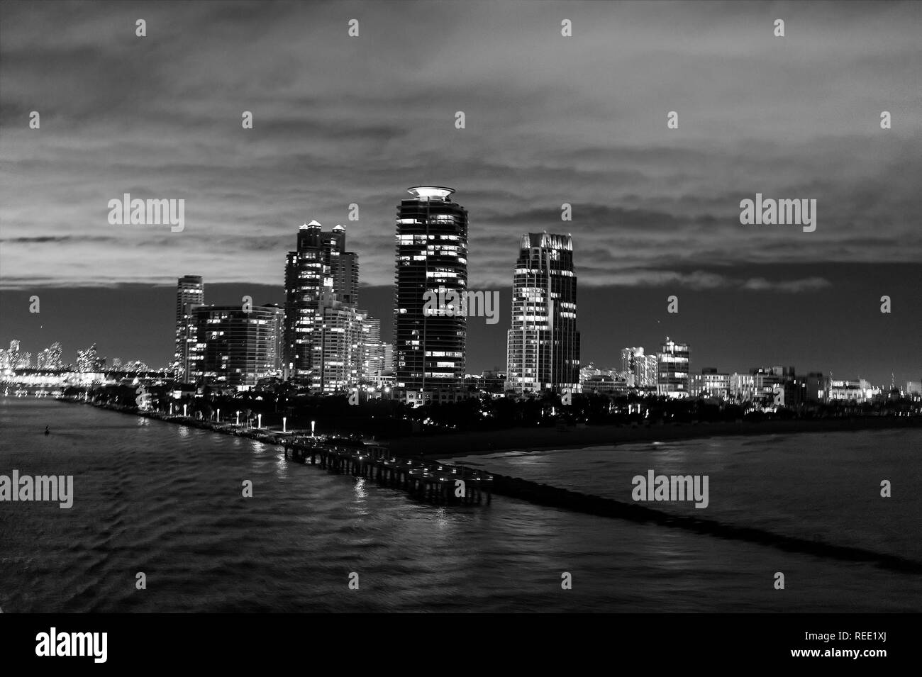 Spiaggia di South Beach a Miami Beach. Florida. Miami alla notte. Vita di lusso concetto. Lo skyline di Miami di notte Foto Stock
