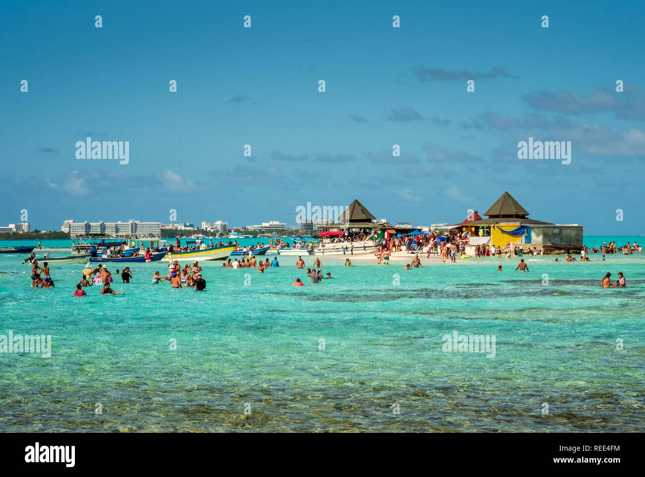 01-07-2019. San Andrés isola, Colombia. La folla di turisti wades il tratto di mare tra cayo Acuario e cayo Cordoba. Foto Stock