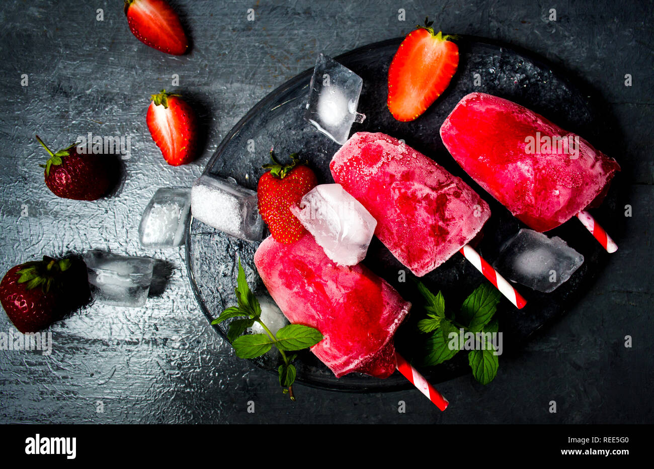 Fragola ghiaccioli dessert su sfondo scuro vista superiore Foto Stock