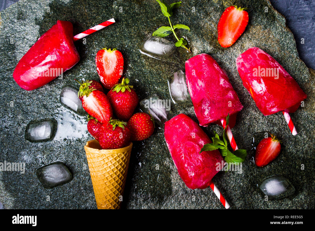 Fragola ghiaccioli dessert su sfondo scuro vista superiore Foto Stock