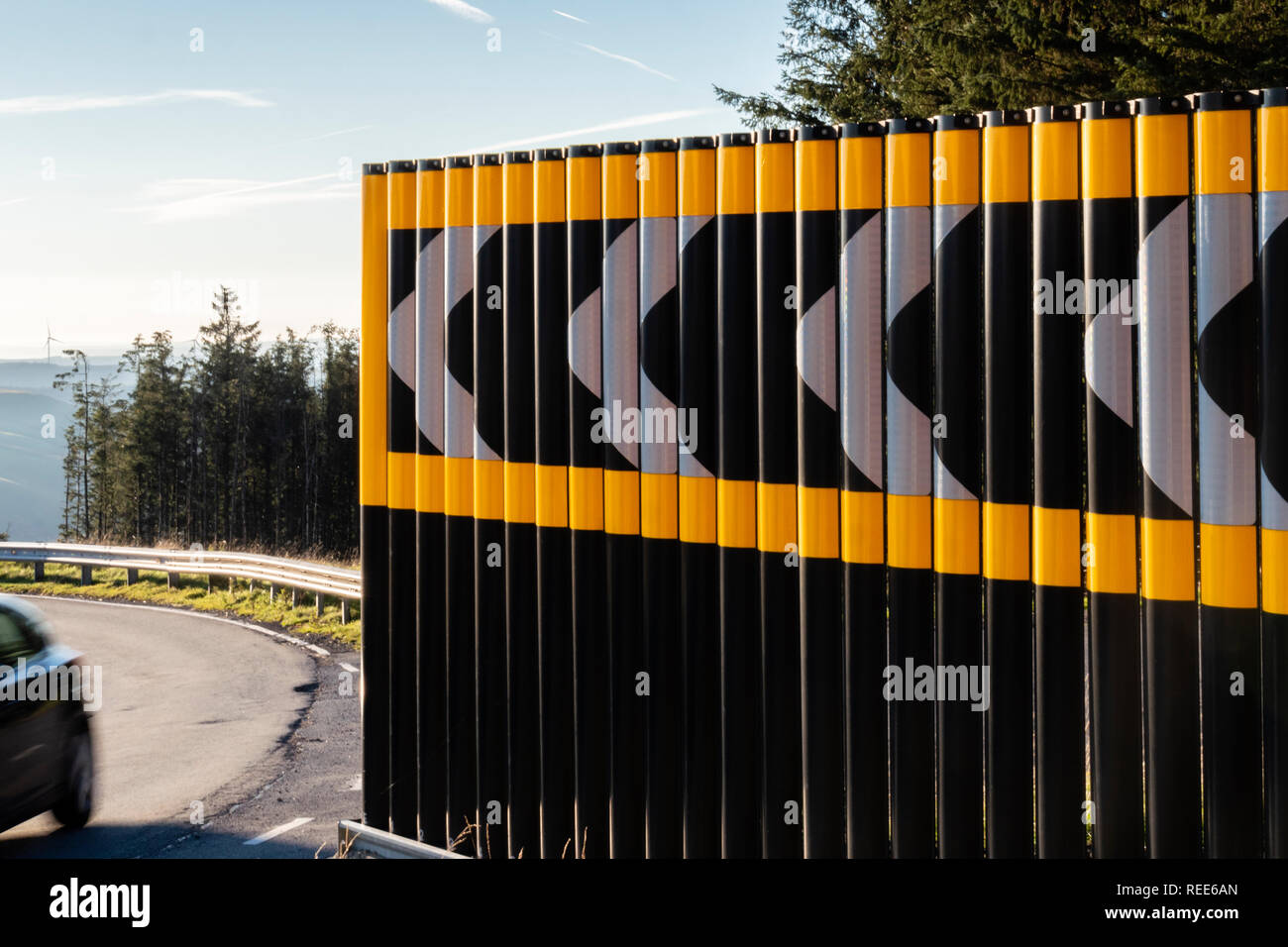 Strada freccette indicando sharp curva sinistra Foto Stock