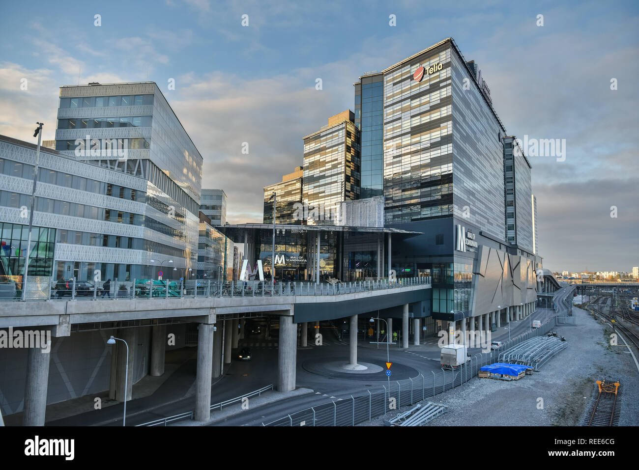 Solna, Svezia - 19 novembre 2018. Vista esterna del centro commerciale Mall of Scandinavia shopping mall a Solna, con persone. Foto Stock