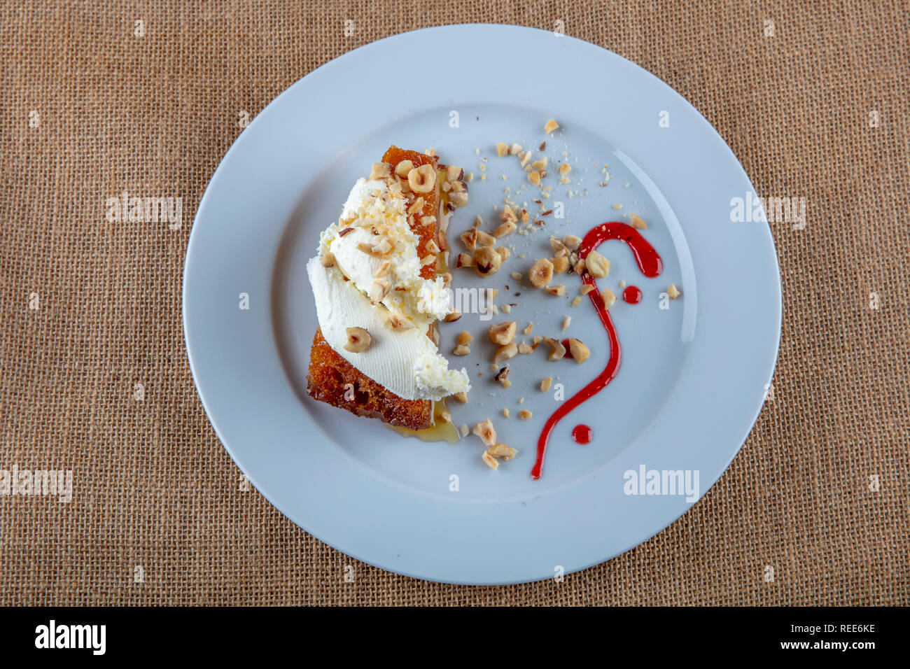 Dolce turco ekmek kadayifi, pudding di pane con la crema su bianco Foto Stock