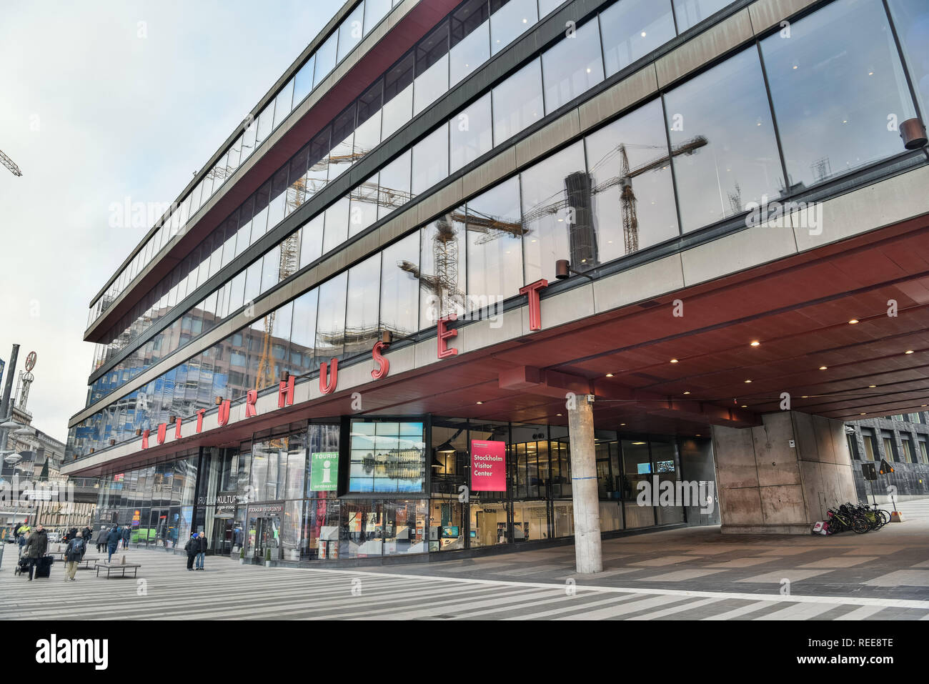 Stoccolma, Svezia - 22 novembre 2018. Vista esterna della Casa della Cultura (Kulturhuset) a Stoccolma, con cartelloni e persone. Foto Stock