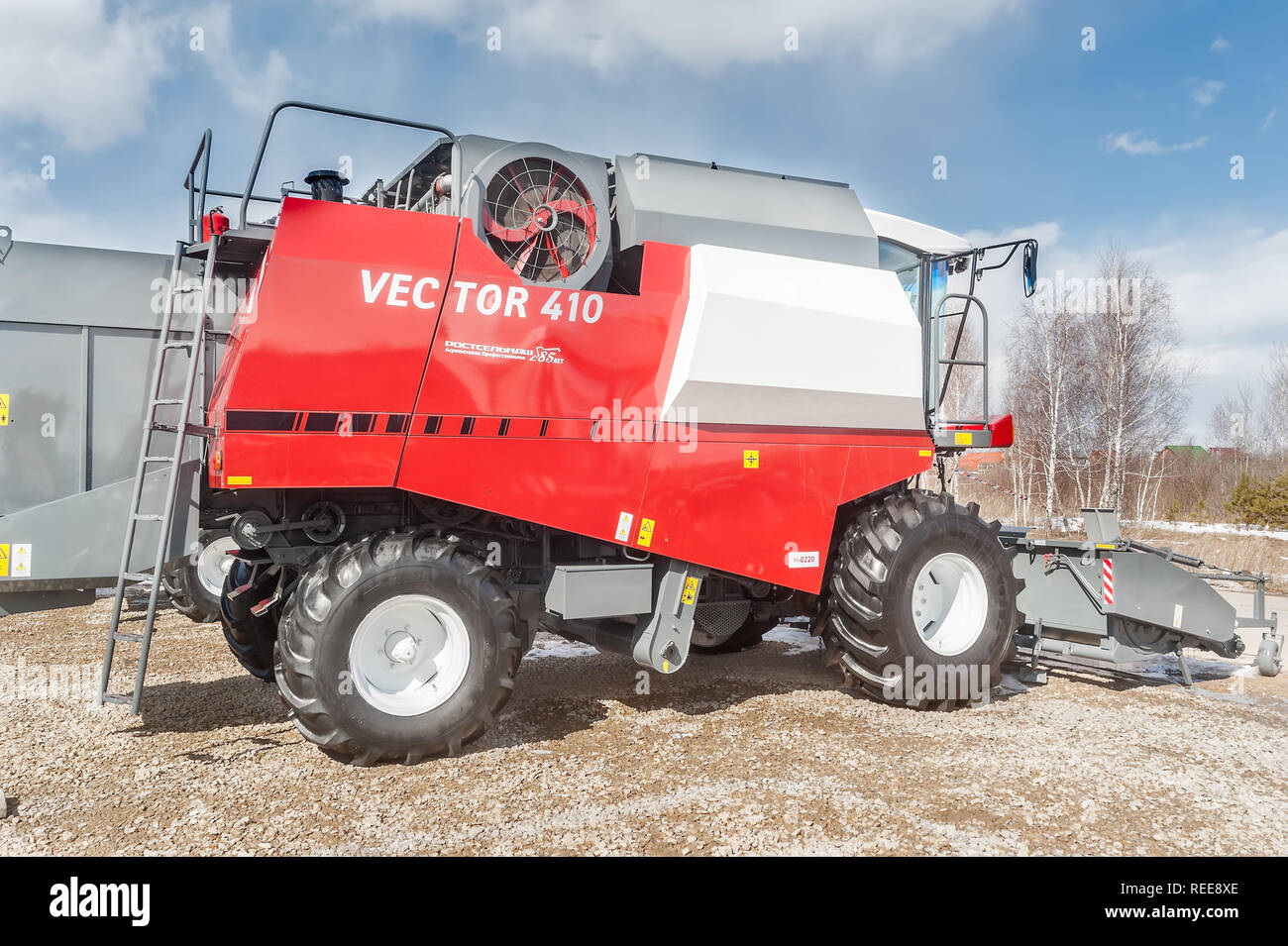 Tyumen, Russia - aprile 04. 2014: IV Tyumen esposizione specializzata "Macchine e attrezzature agricole'. Dimostrazione di trebbiatrice Foto Stock