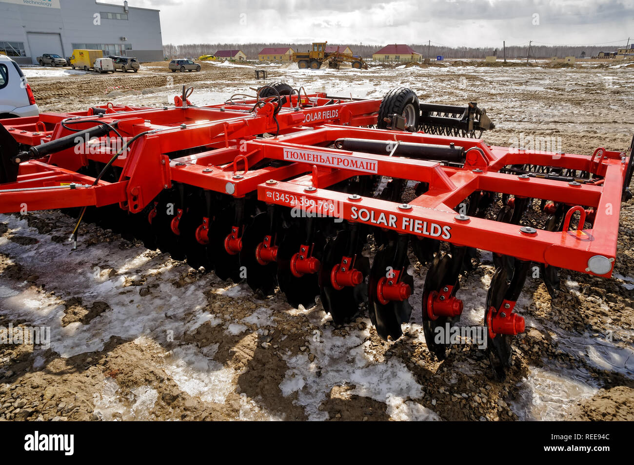 Tyumen, Russia - aprile 04. 2014: IV Tyumen esposizione specializzata macchine e attrezzature agricole. Agricoltura attrezzature per trattore demonstratio Foto Stock
