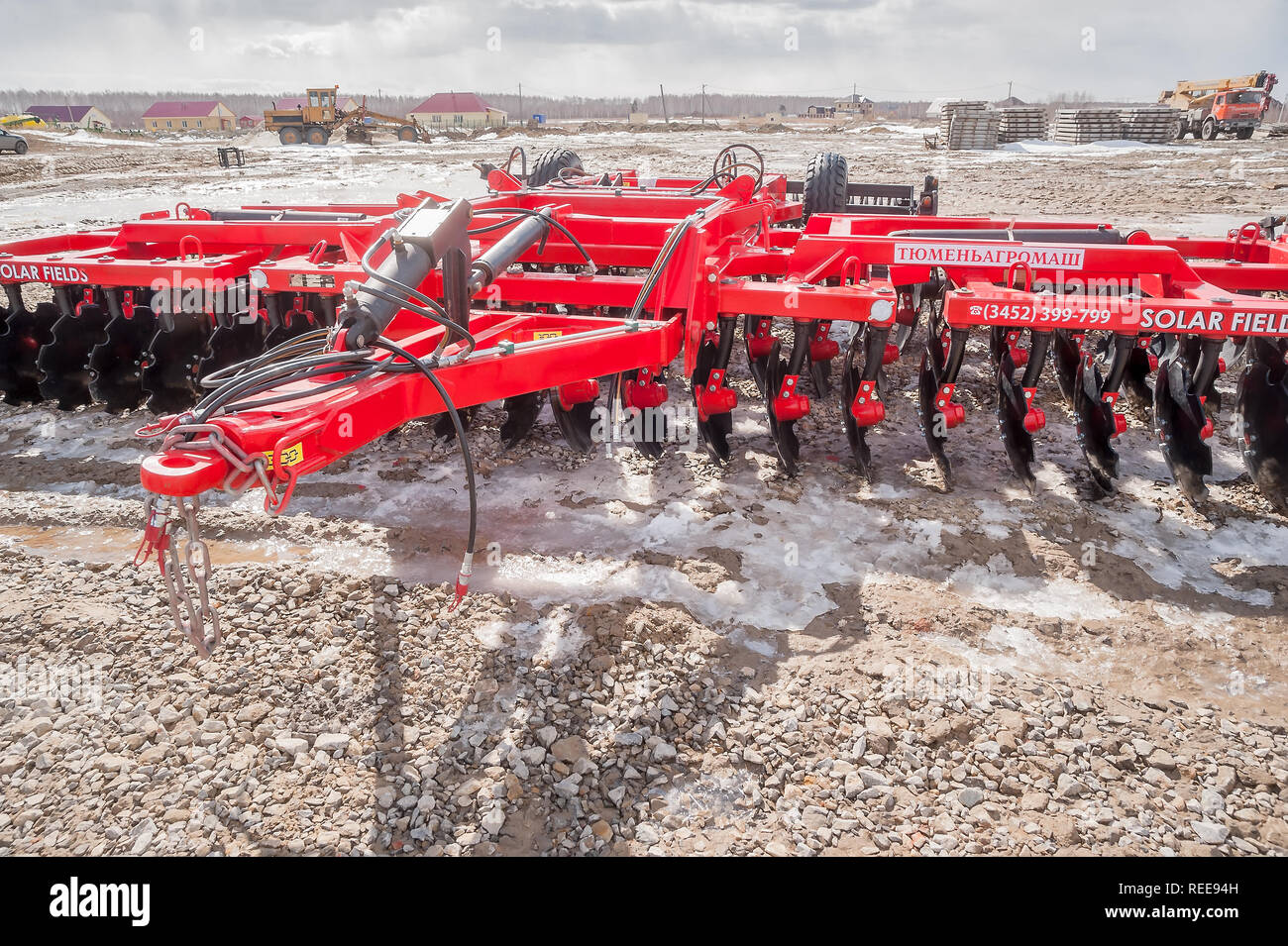 Tyumen, Russia - aprile 04. 2014: IV Tyumen esposizione specializzata "Macchine e attrezzature agricole'. Agricoltura attrezzature per trattore demonstrat Foto Stock