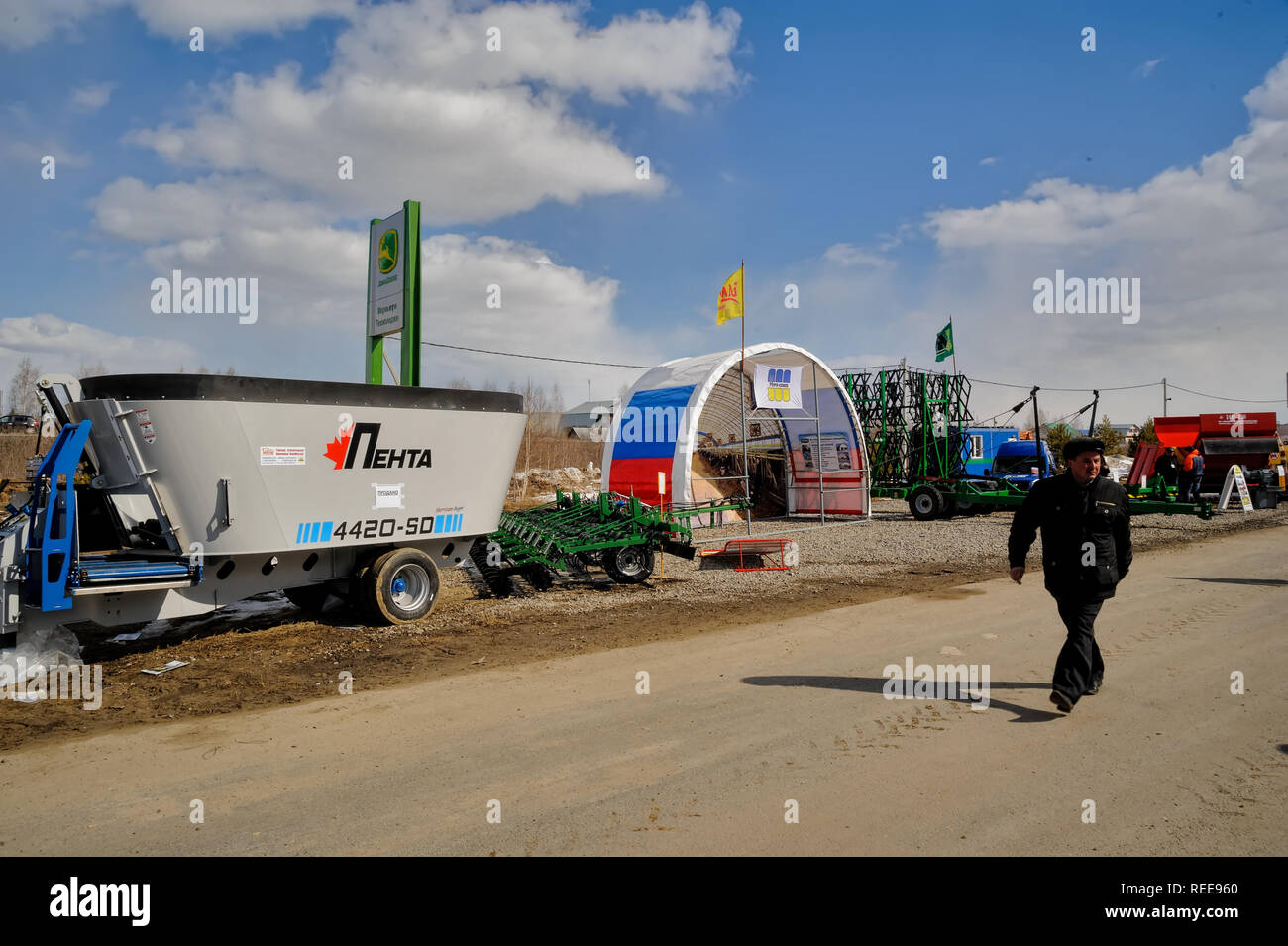 Tyumen, Russia - aprile 04. 2014: IV Tyumen esposizione specializzata macchine e attrezzature agricole. Il display mostra Foto Stock