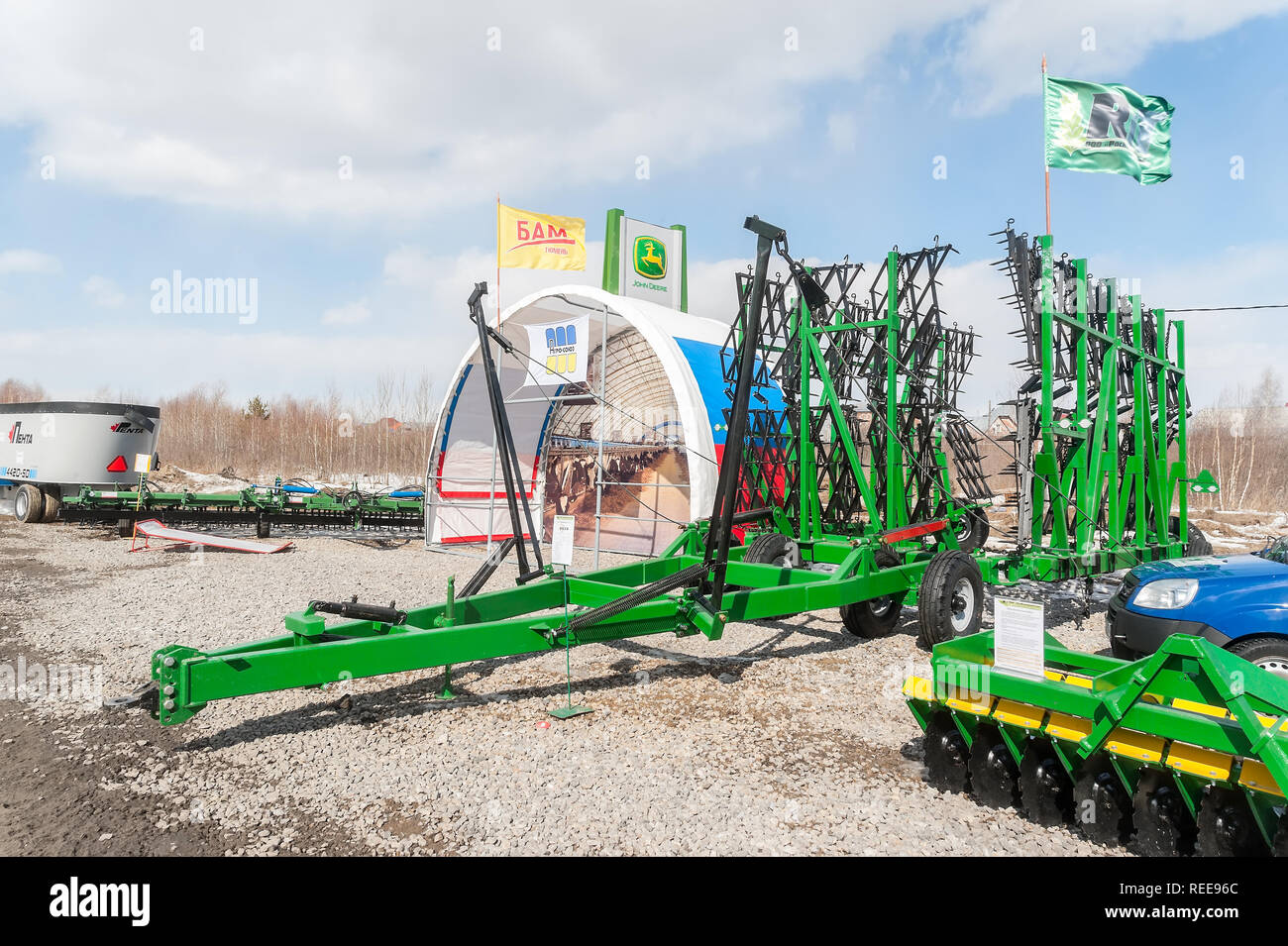 Tyumen, Russia - aprile 04. 2014: IV Tyumen esposizione specializzata "Macchine e attrezzature agricole'. Dimostrazione di macchine agricole Foto Stock