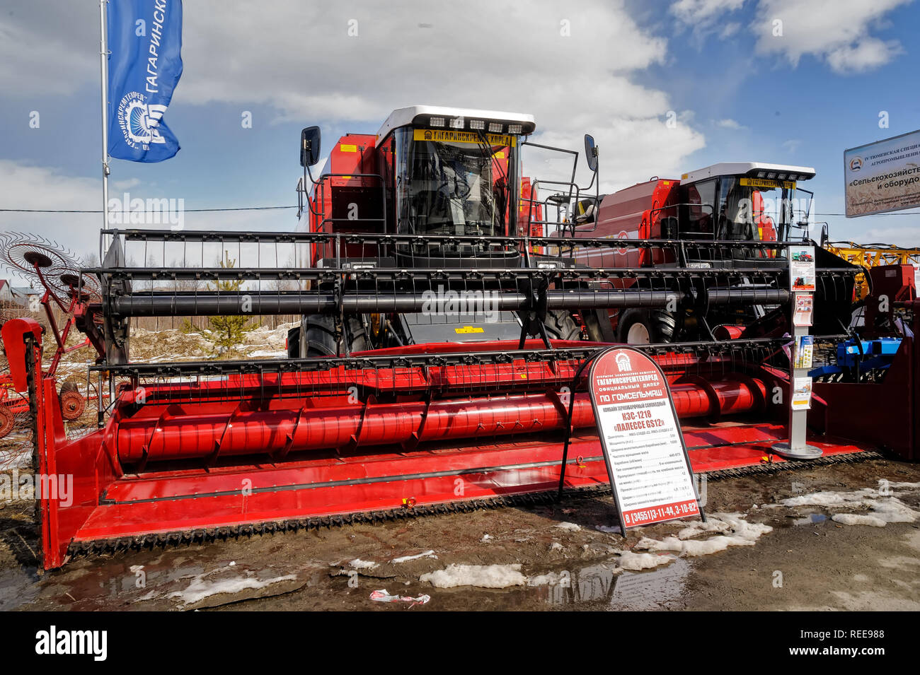Tyumen, Russia - aprile 04. 2014: IV Tyumen esposizione specializzata macchine e attrezzature agricole. A grano raccolto una trebbiatrice semovente Foto Stock