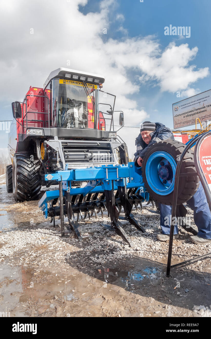 Tyumen, Russia - aprile 04. 2014: IV Tyumen esposizione specializzata "Macchine e attrezzature agricole'. Di granella raccolta semovente per mietiforaggi FR Foto Stock