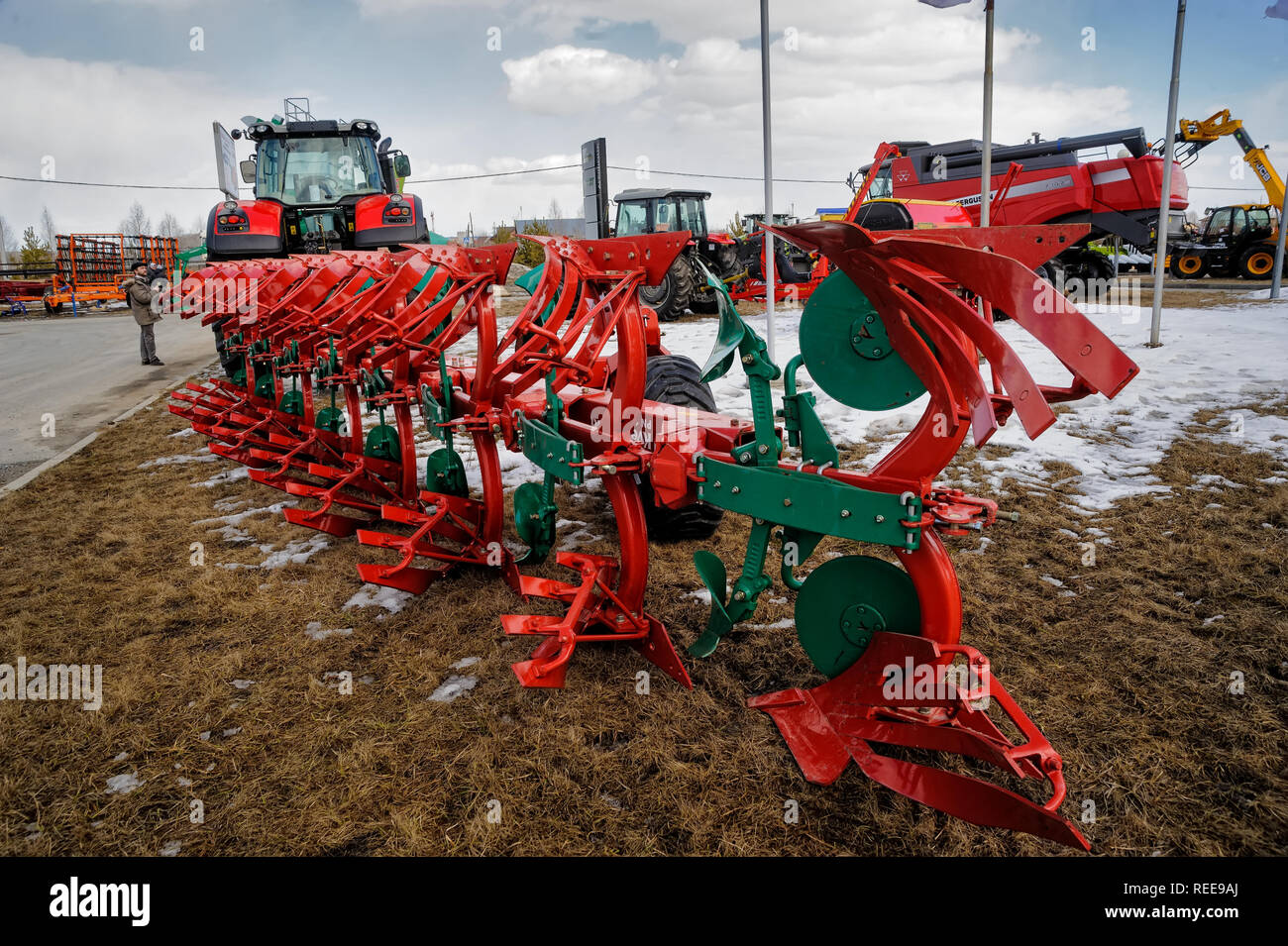 Tyumen, Russia - aprile 04. 2014: IV Tyumen esposizione specializzata macchine e attrezzature agricole. Attrezzature a cerniera per la dimostrazione del trattore Foto Stock