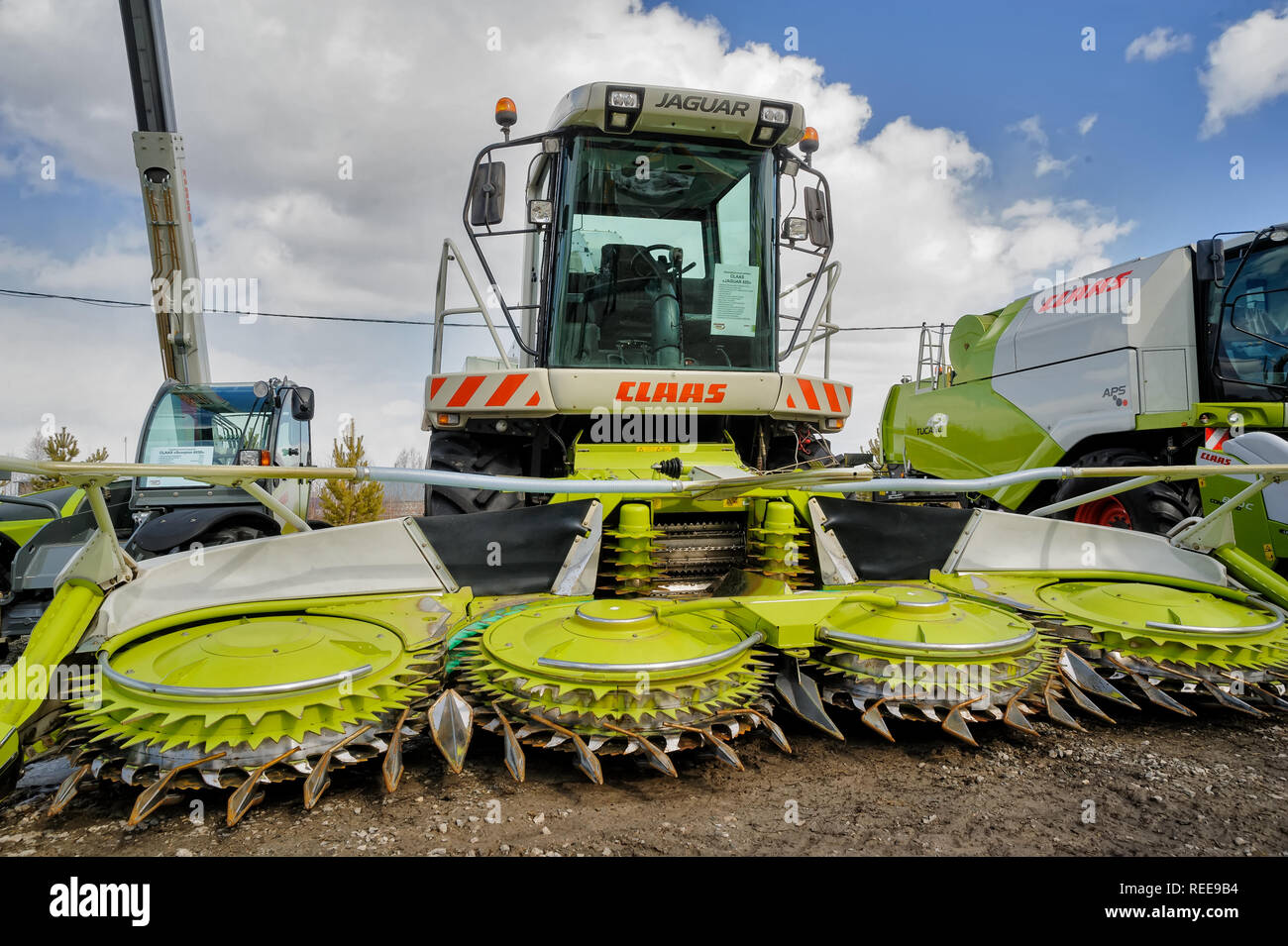 Tyumen, Russia - aprile 04. 2014: IV Tyumen esposizione specializzata macchine e attrezzature agricole. Trincia mais dimostrazione Foto Stock