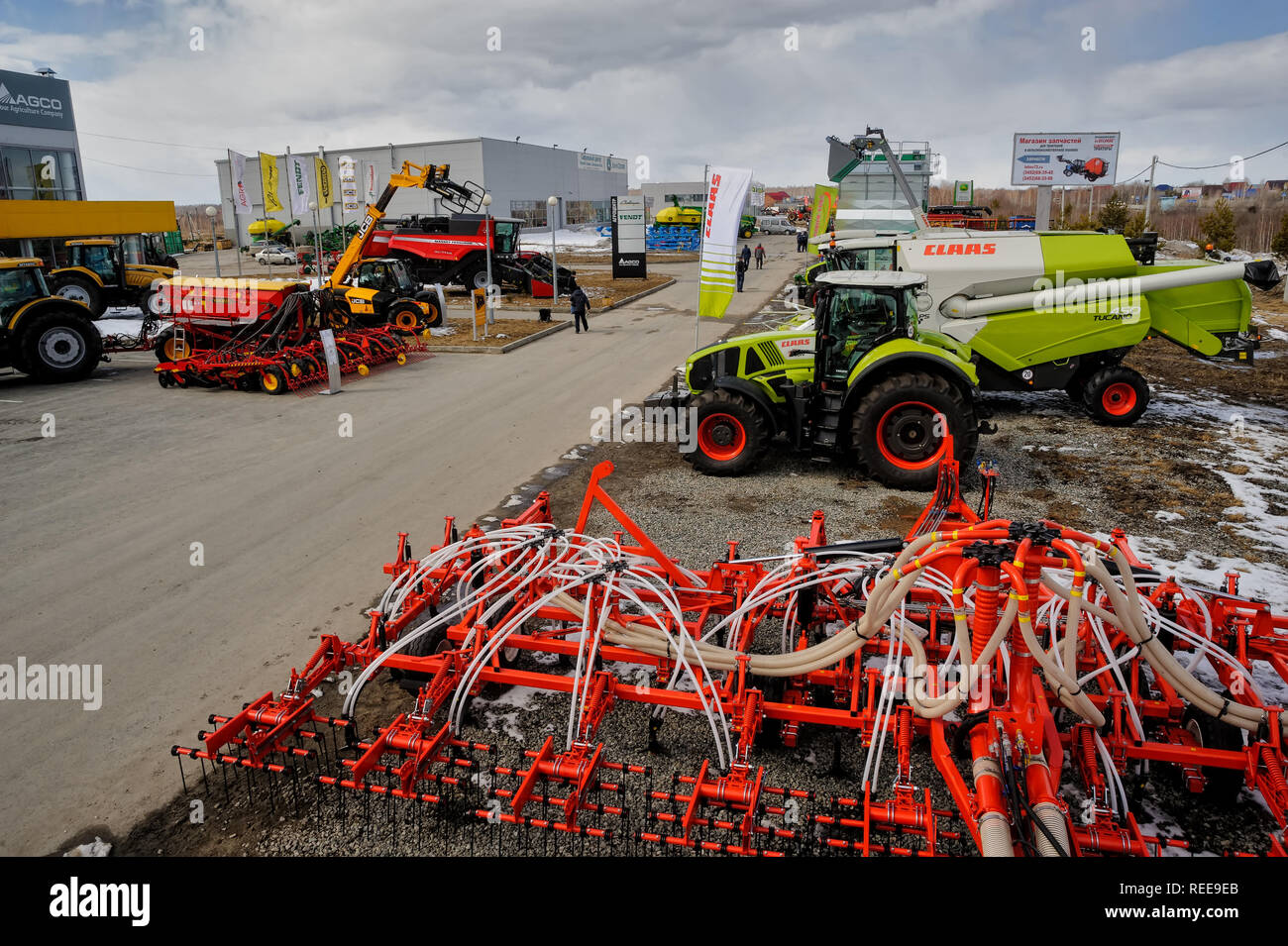 Tyumen, Russia - aprile 04. 2014: IV Tyumen esposizione specializzata macchine e attrezzature agricole. Attrezzature a cerniera per la dimostrazione del trattore Foto Stock