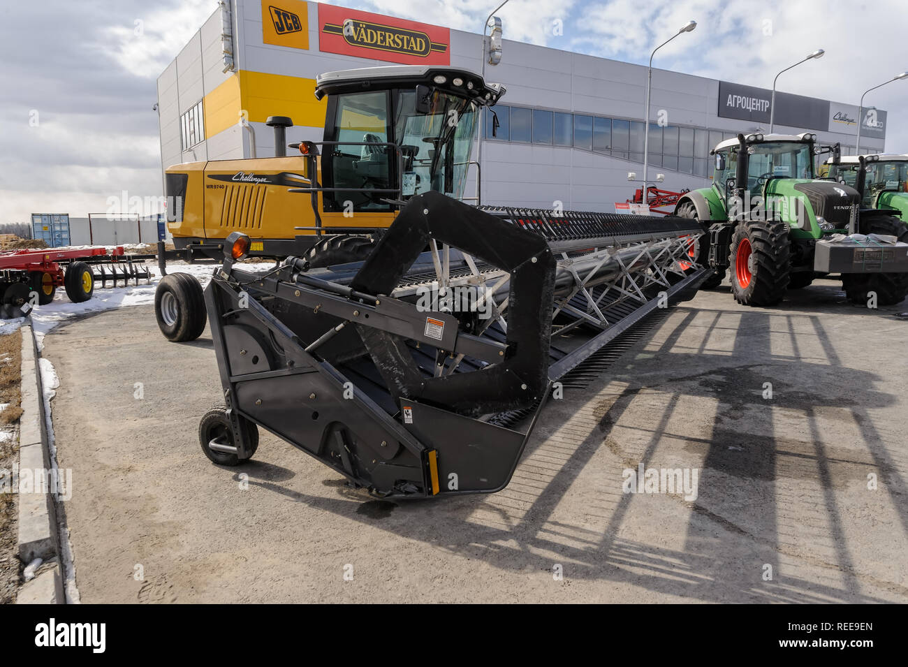 Tyumen, Russia - aprile 04. 2014: IV Tyumen esposizione specializzata macchine e attrezzature agricole. Harvester dimostrazione. Vista laterale Foto Stock