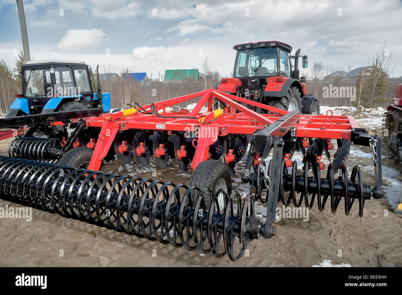 Tyumen, Russia - aprile 04. 2014: IV Tyumen esposizione specializzata "Macchine e attrezzature agricole'. Attrezzature a cerniera per la dimostrazione del trattore Foto Stock