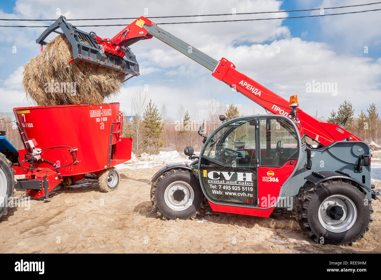 Tyumen, Russia - aprile 04. 2014: IV Tyumen esposizione specializzata "Macchine e attrezzature agricole'. Ruota agricoli dimostrazione del caricatore Foto Stock