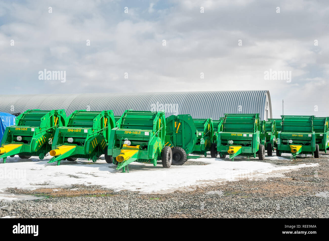 Tyumen, Russia - aprile 04. 2014: IV Tyumen esposizione specializzata "Macchine e attrezzature agricole'. Premere fascicolatori con costante telecamera della pressi Foto Stock