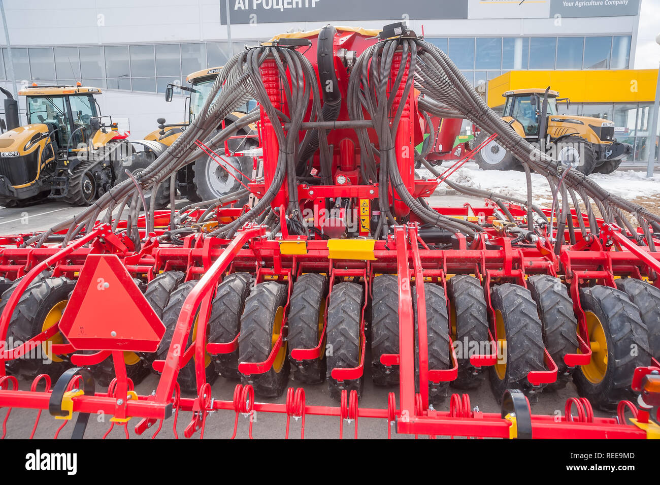 Tyumen, Russia - aprile 04. 2014: IV Tyumen esposizione specializzata "Macchine e attrezzature agricole'. Equipaggiamento supplementare per il trattore demonstrati Foto Stock
