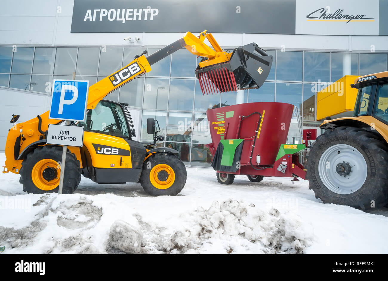 Tyumen, Russia - aprile 04. 2014: IV Tyumen esposizione specializzata "Macchine e attrezzature agricole'. Ruota agricoli dimostrazione del caricatore su p Foto Stock