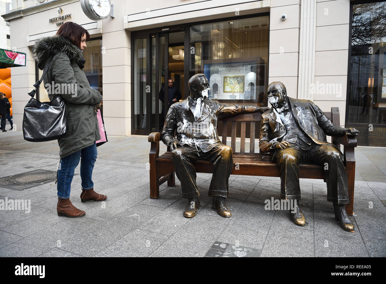 Le figure di Franklin D Roosevelt e Winston chiesa su gli alleati scultura in New Bond Street, Londra, che è stato soggetto ad atti vandalici con vernice bianca. Foto Stock