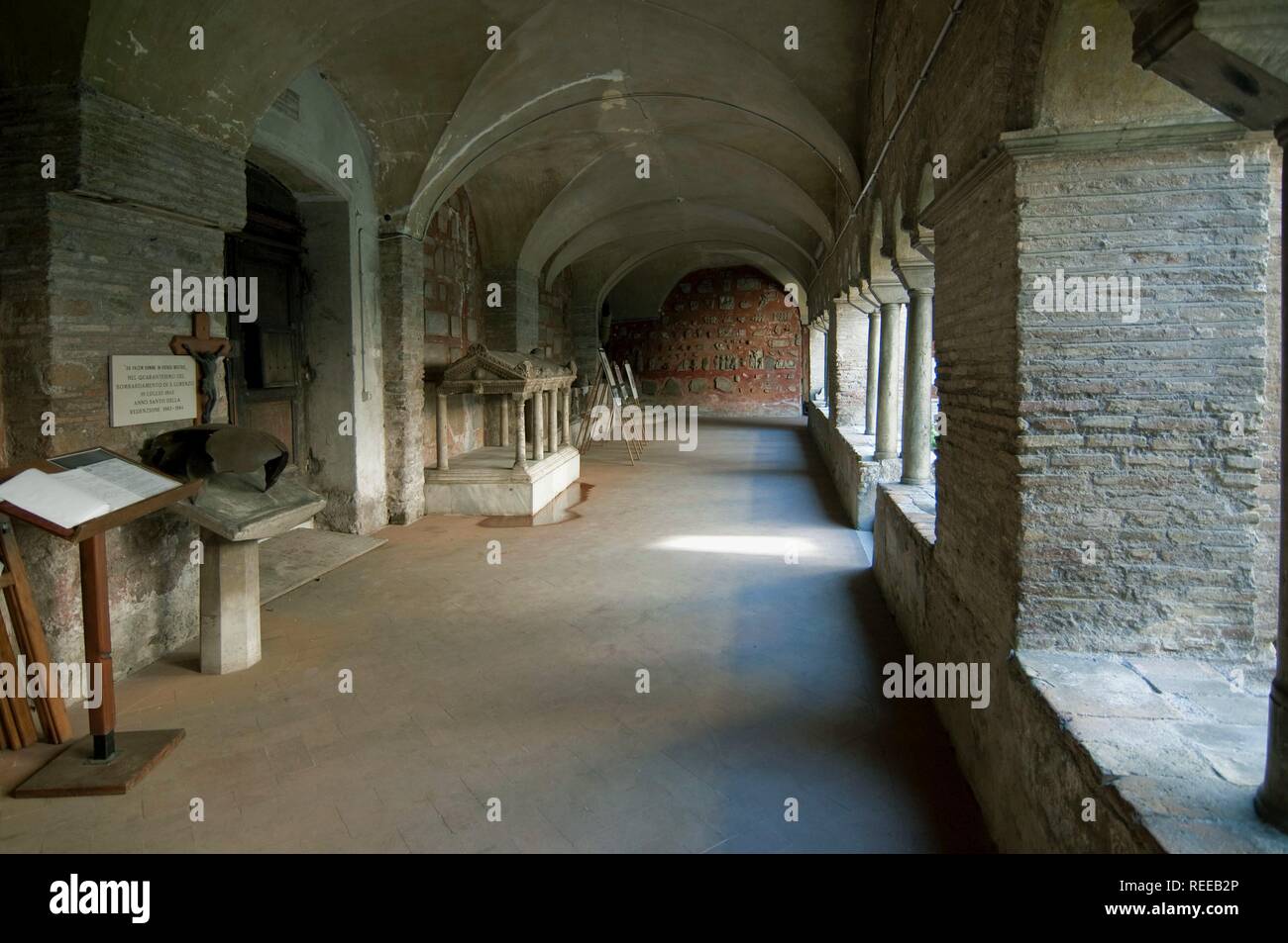 Il chiostro all'interno della Basilica di San Lorenzo Fuori le Mura ( Basilica di San Lorenzo fuori le Mura ) Roma, lazio, Italy Foto © Fabio Mazzare Foto Stock