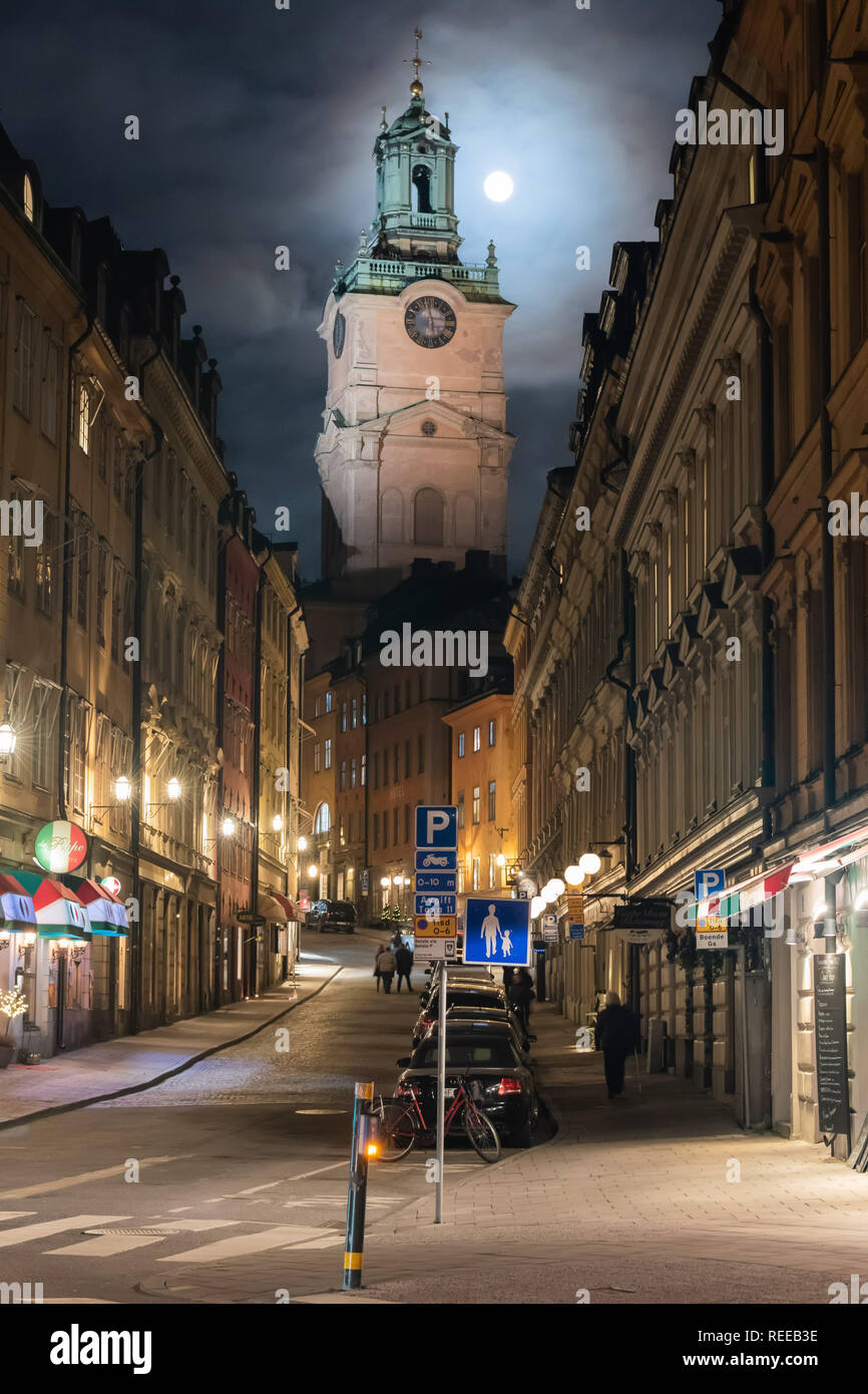 Stoccolma, Svezia - 22 novembre 2018. Vista lungo Storkyrkobrinken street verso la chiesa Storkyrkan di Stoccolma, con proprietà commerciali, su una luna Foto Stock