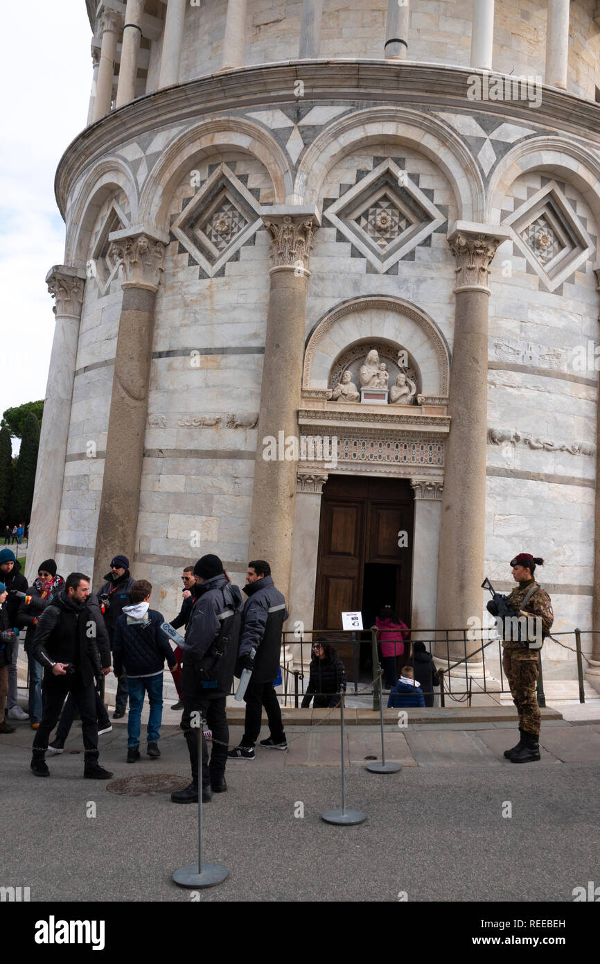 Europa Italia Pisa Toscana polizia di sicurezza turisti dello schermo prima di entrare nella Torre Pendente di Pisa Foto Stock