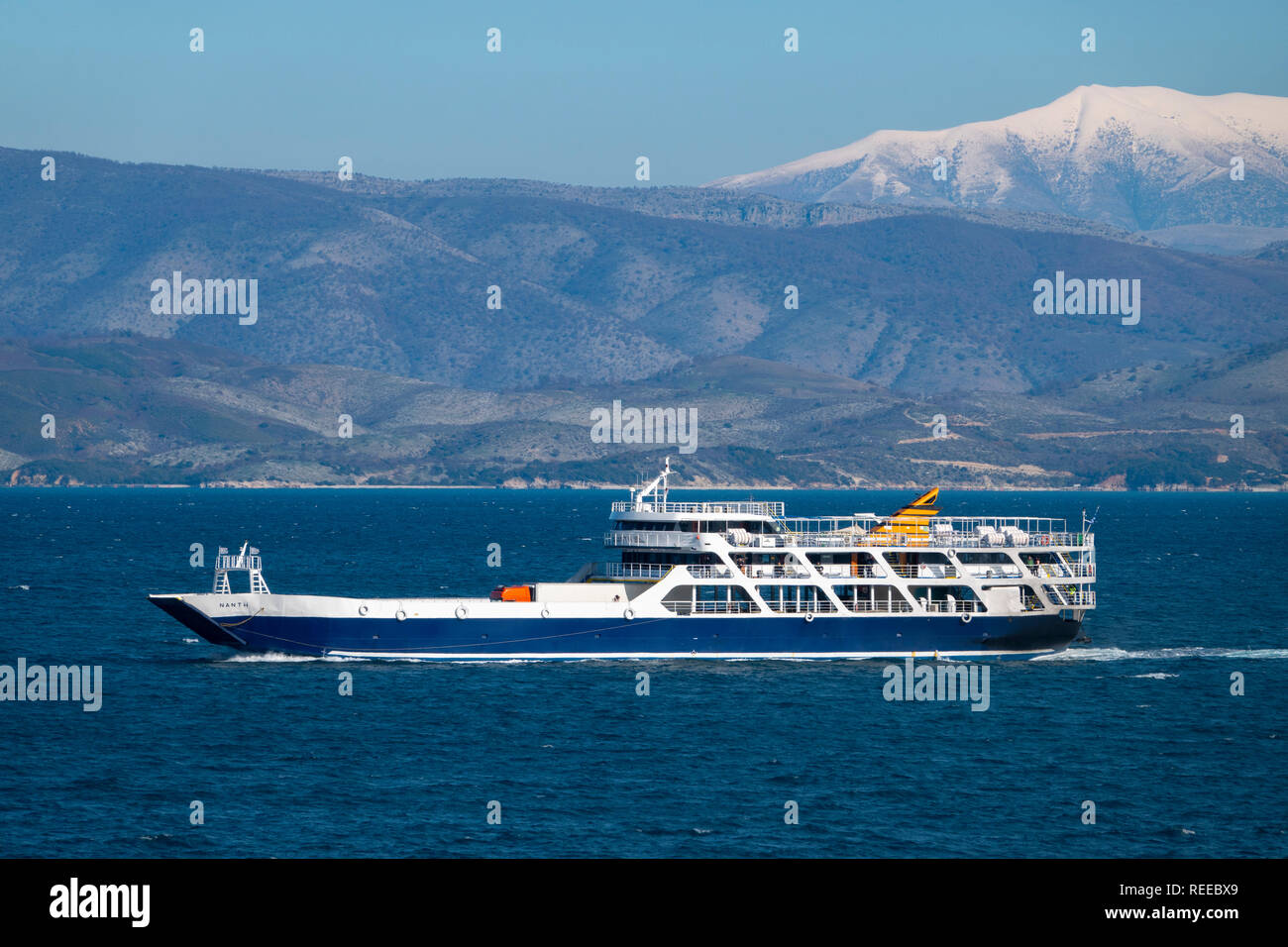 Grecia Traghetti greci andando in barca tra la Grecia continentale e l'isola di Corfù - nave passeggeri Mar Ionio Foto Stock