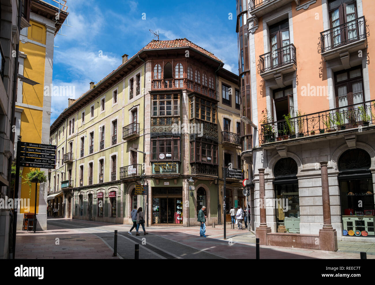 Strade di Llanes, piccola città nelle Asturie, Spagna Foto Stock