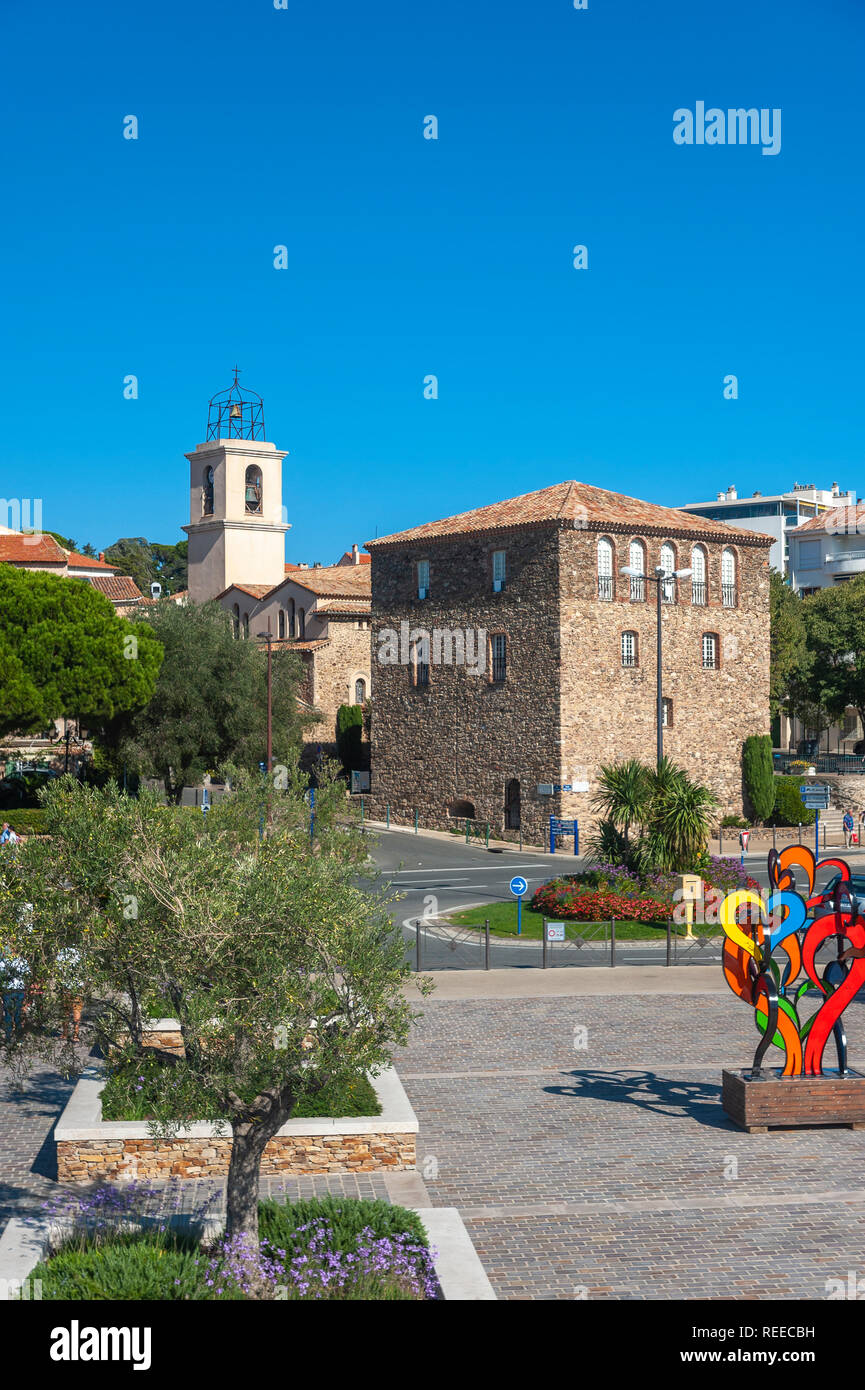 La scultura sul Quai Léon Condroyer con il Tour Carrée e la Chiesa Cattolica, Sainte-Maxime, Var, Provence-Alpes-Côte d'Azur, in Francia, in Europa Foto Stock