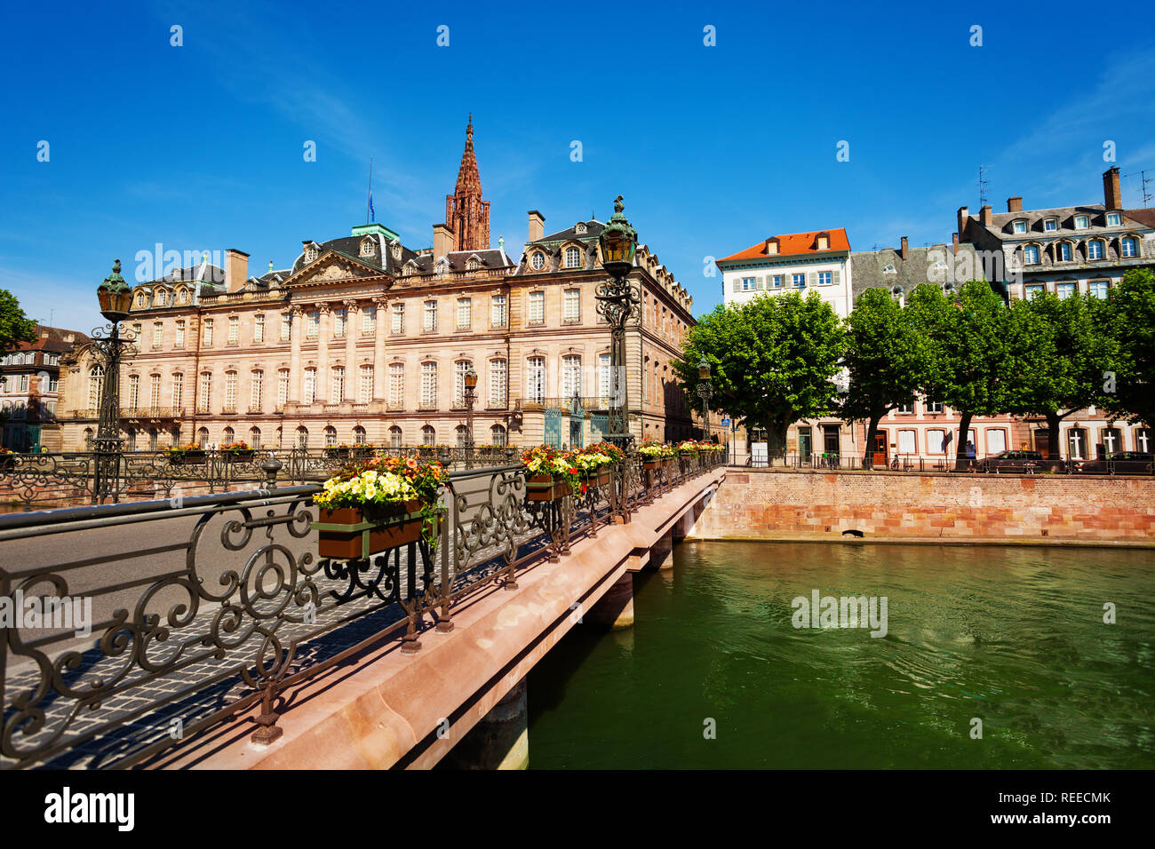 Fiume Ill canal e Palazzo Rohan a Strasburgo Foto Stock