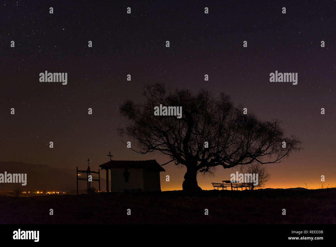 Notte sulla piccola cappella in Plana mountain, Bulgaria Foto Stock