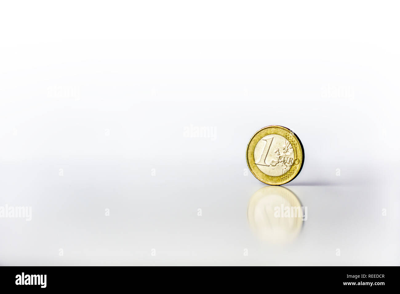 Utilizzate uno 1 euro moneta permanente di riflessione con sfondo bianco Foto Stock