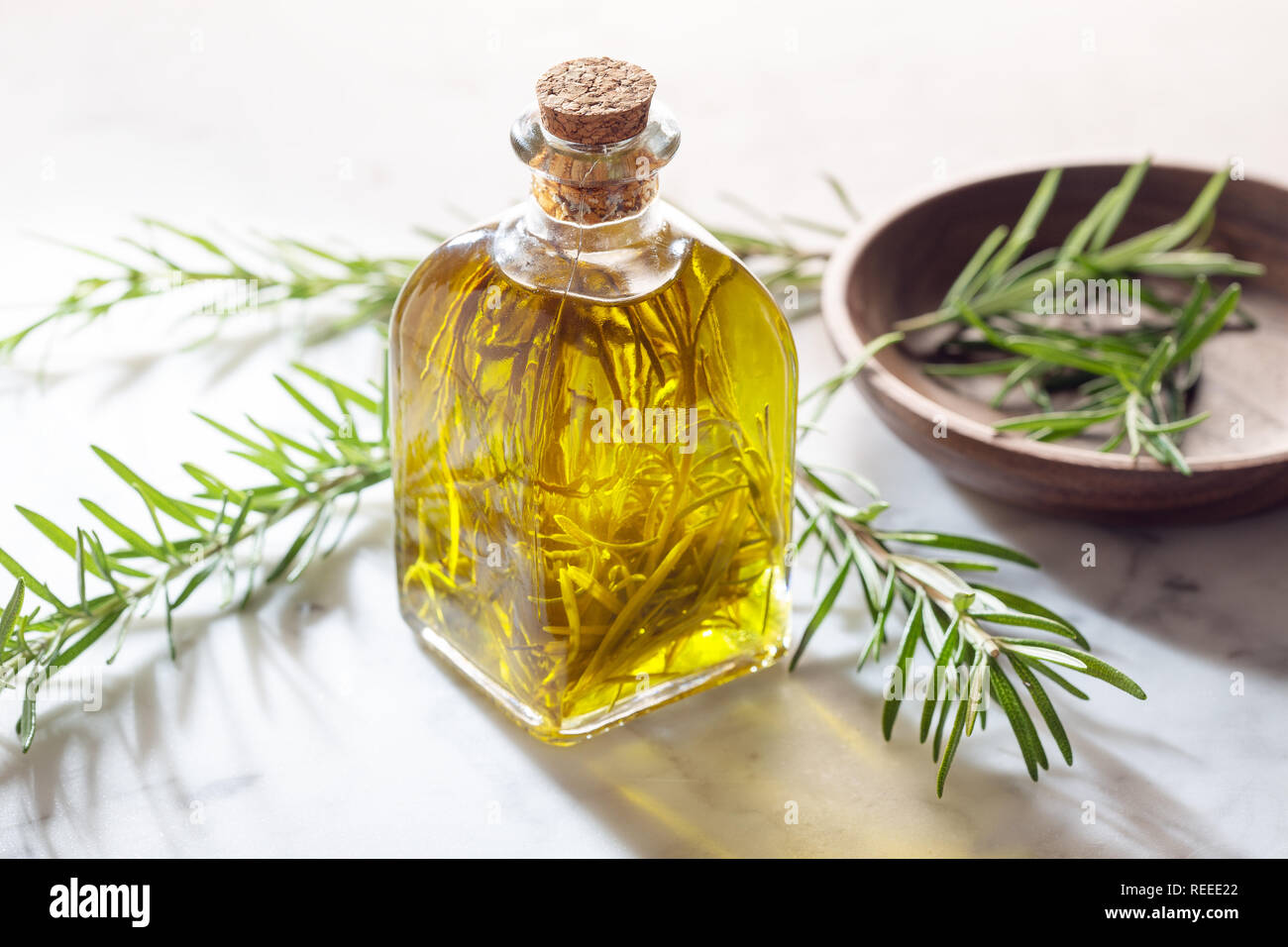Olio di rosmarino. Olio di oliva con rosmarino erbe per cucinare. Olio infusi con erbe aromatiche Foto Stock