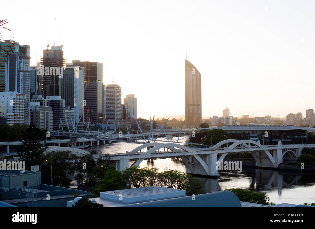 Il centro della città e del fiume Brisbane all'alba, Brisbane, Queensland, Australia Foto Stock