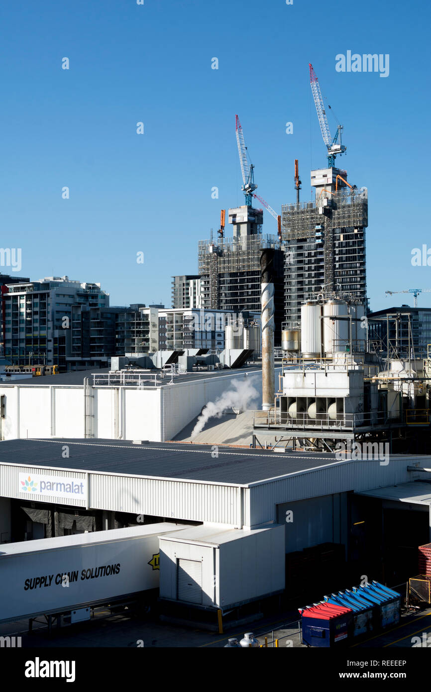 Latte Parmalat fabbrica con alto edificio in costruzione la distanza, Brisbane, Queensland, Australia Foto Stock