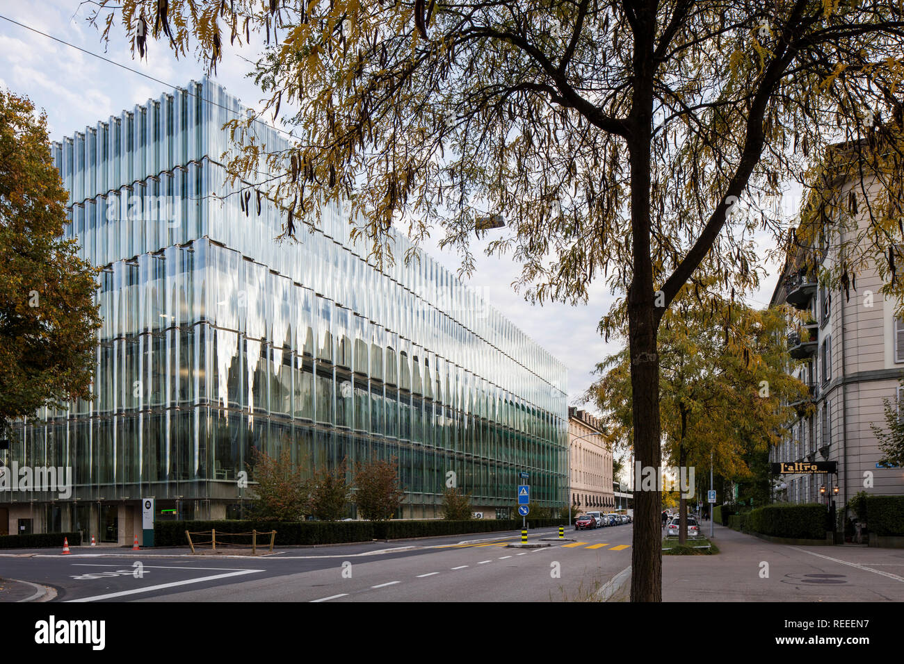 Angolo di elevazione ondulata di facciata di vetro e street. Swiss Re sede Ufficio, Zurigo, Svizzera. Architetto: Diener & Diener, 2017. Foto Stock