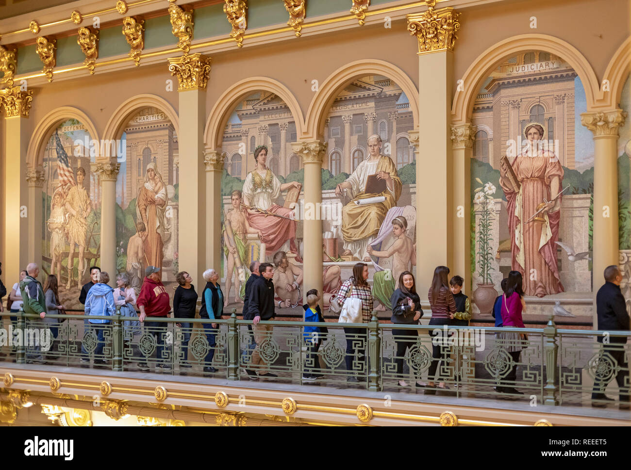 Des Moines, Iowa - l'interno dell'Iowa State Capitol Building. Un gruppo di tour viste mosaici realizzati in Italia da vetro colorato. Foto Stock