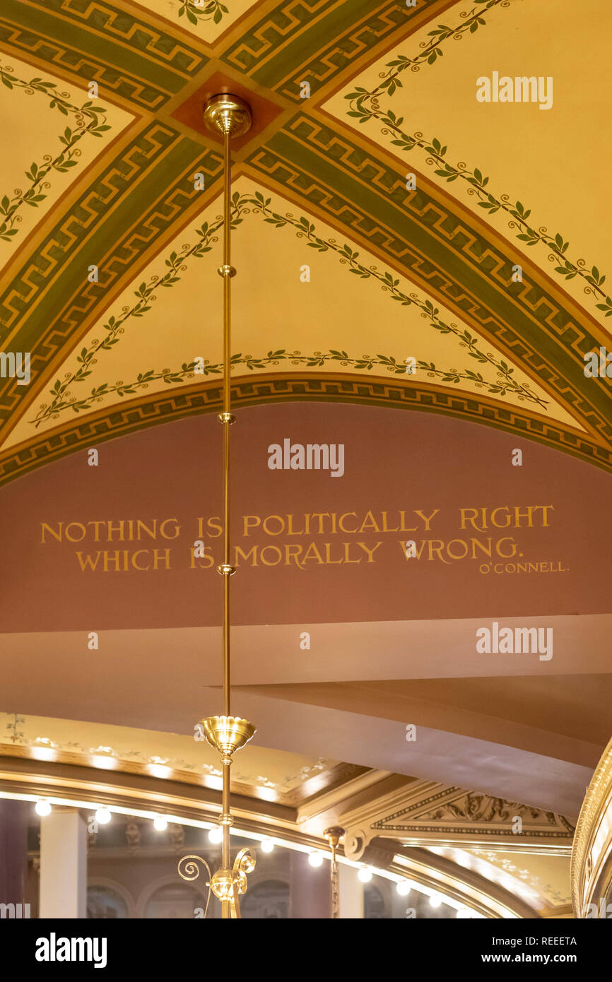 Des Moines, Iowa - l'interno dell'Iowa State Capitol Building. Una citazione di Daniel O'Connell è stampata sul primo piano: "Nulla è politic Foto Stock