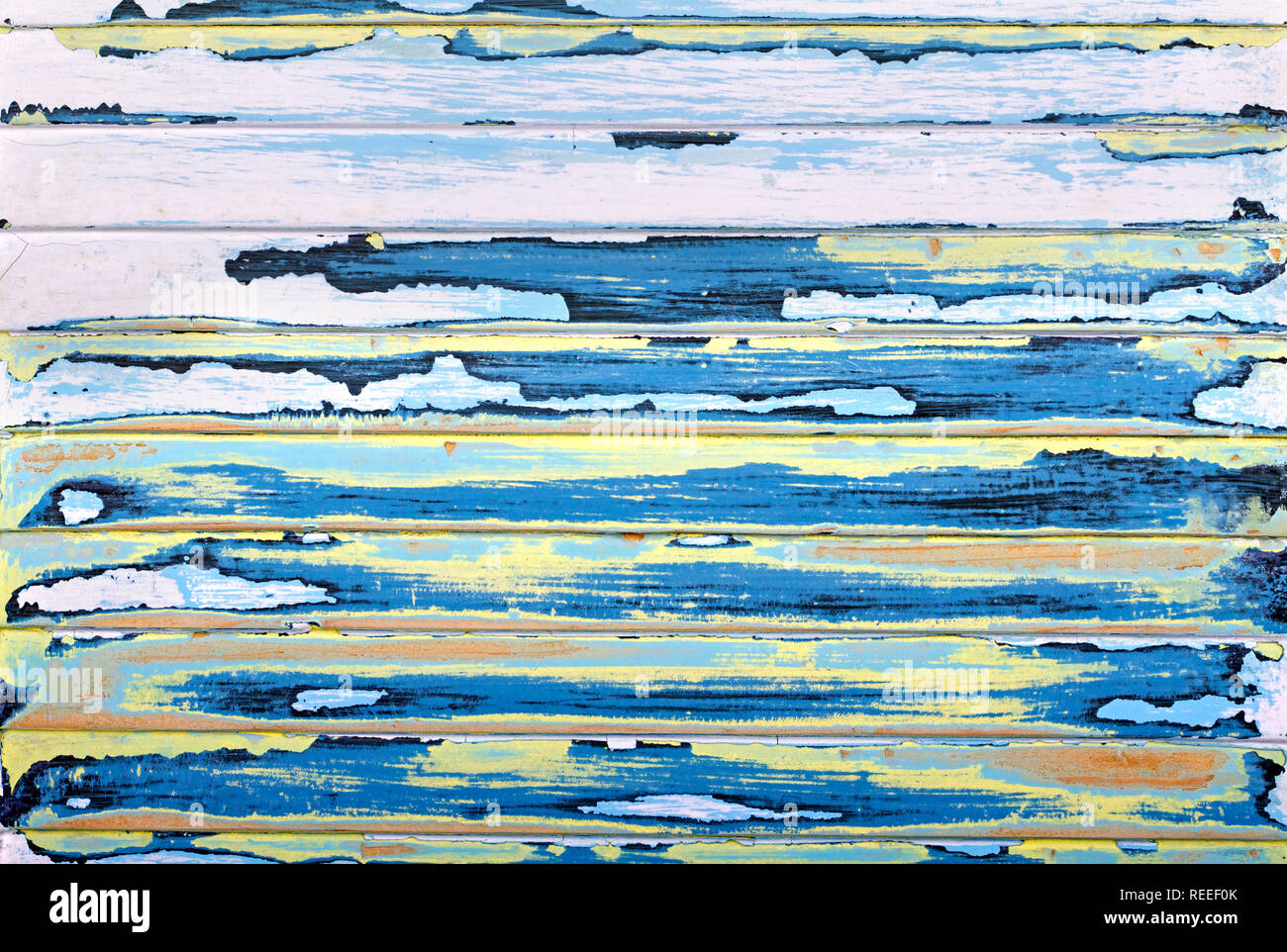 Sabbiato vernice astratta grunge sfondo in giallo, blu, rosa e nero di antiquariato su un lucernario testurizzato, pannello di legno Foto Stock